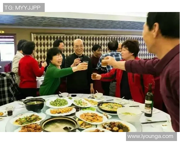 足球明星欢聚一堂碰杯庆祝精彩瞬间视频回顾